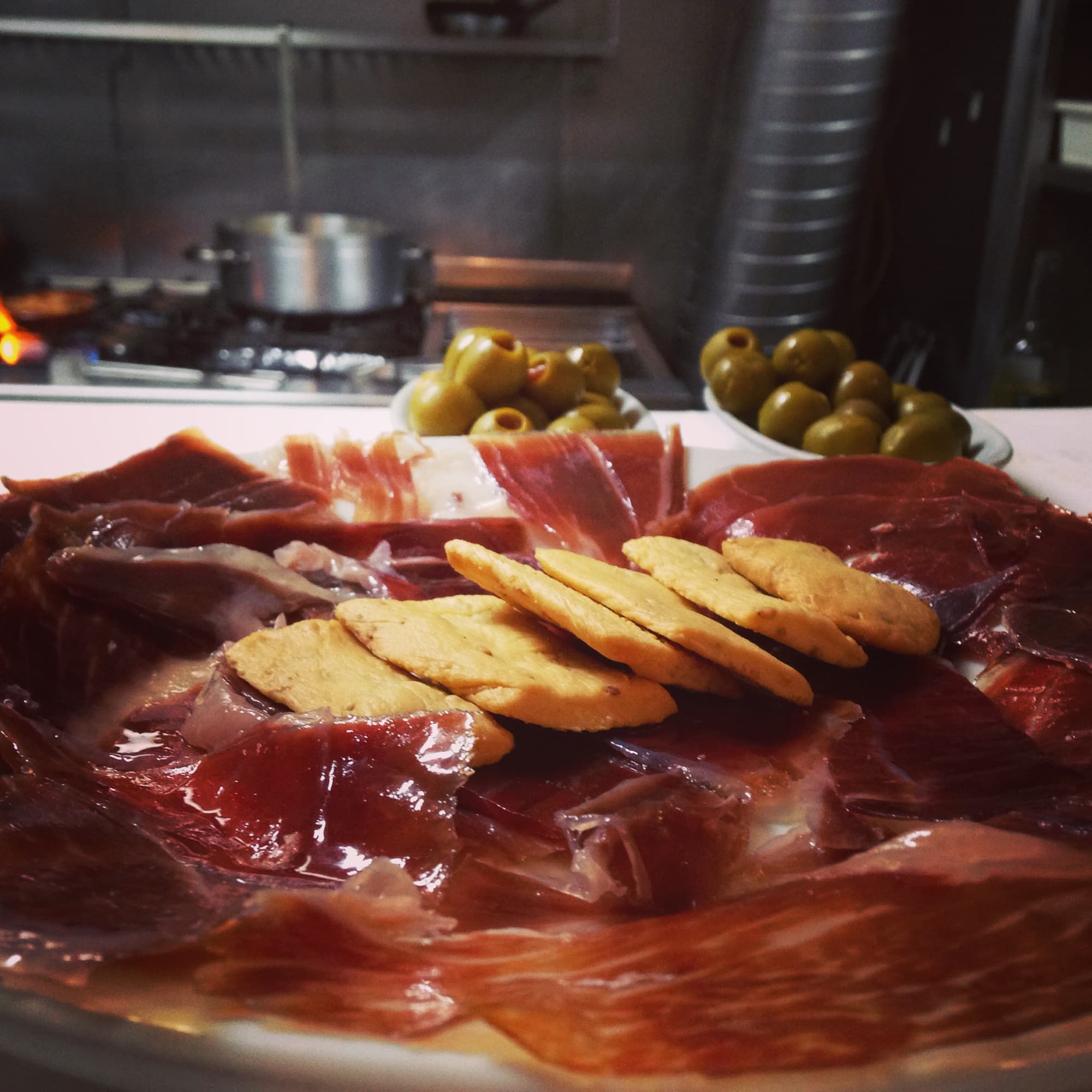 Para empezar: jamón de Jabugo, croquetas y setas con jamón
